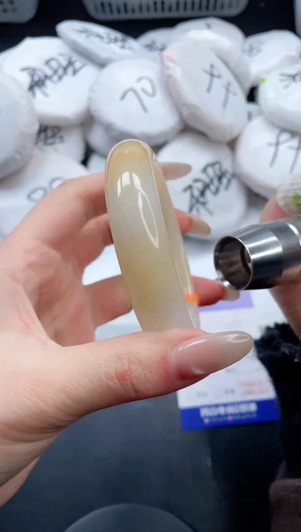 【闪购商品】石英质玉手镯未镶嵌8V14-58