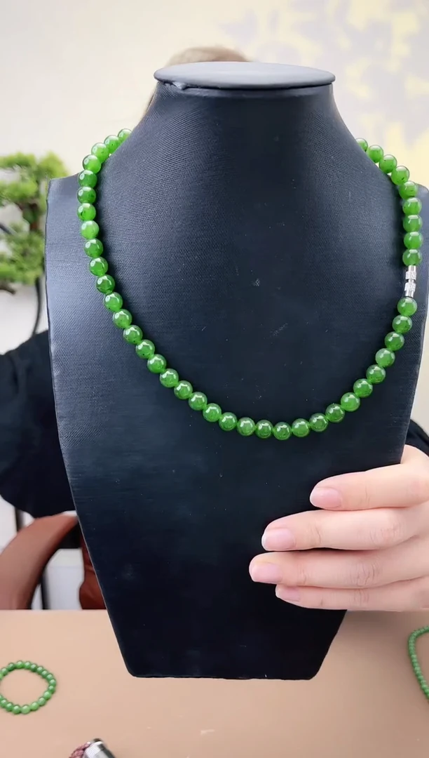 项链未镶嵌和田玉（碧玉）碧玉8mm阳绿妈妈链 有黑点