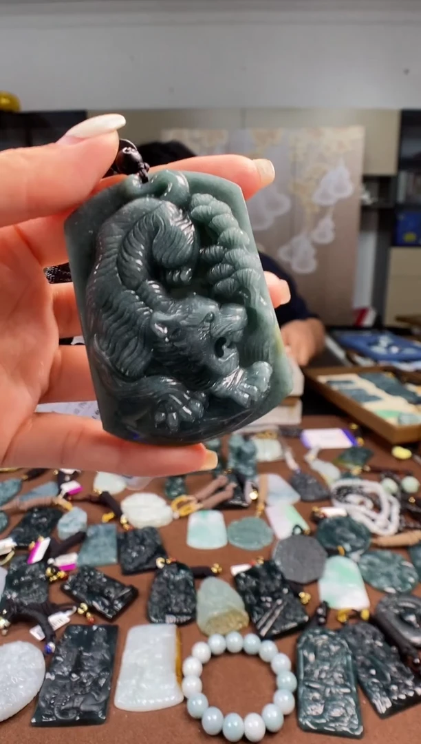 颈饰未镶嵌翡翠 多样性发其一