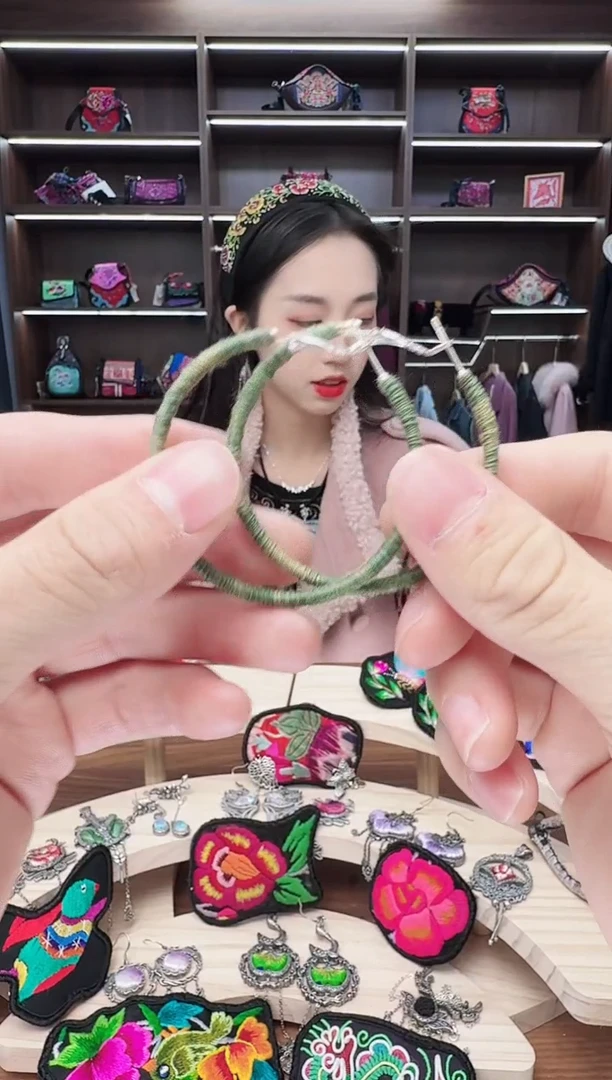 织绣8蒙阿苏苗绣传承店