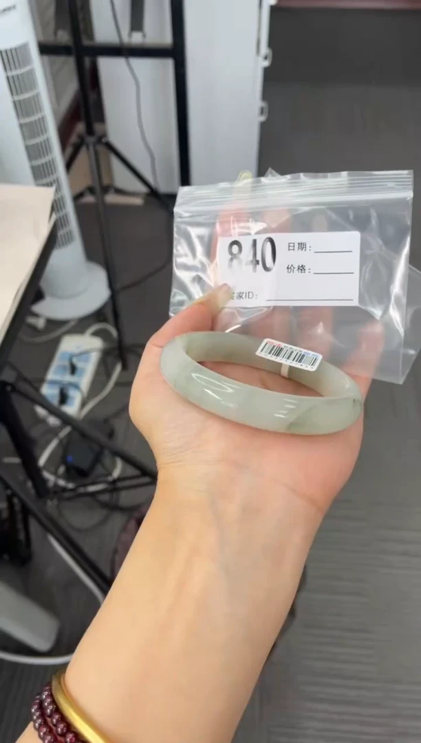 石英质玉（天山翠）手镯未镶嵌840