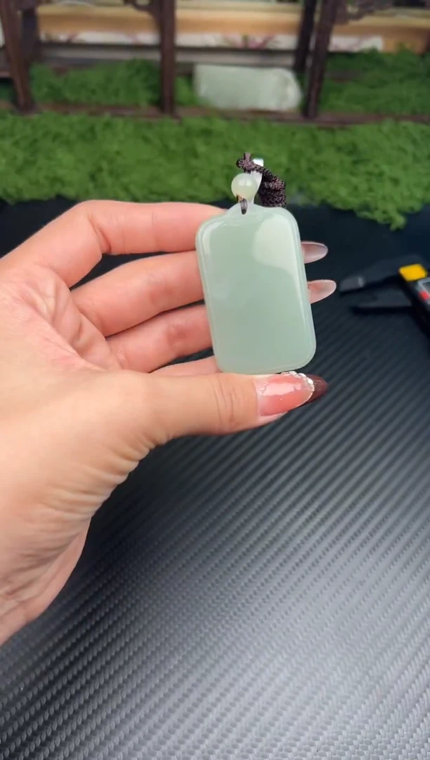 吊坠(赠链)未镶嵌和田玉且末微色差近矿吊坠