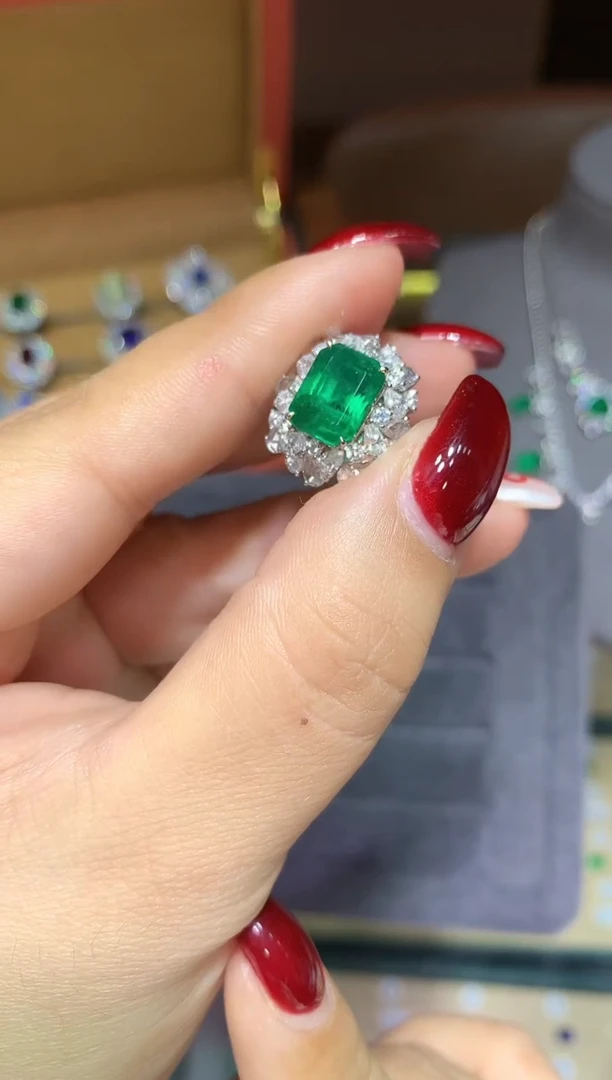 18K金镶嵌戒指祖母绿2.9ct