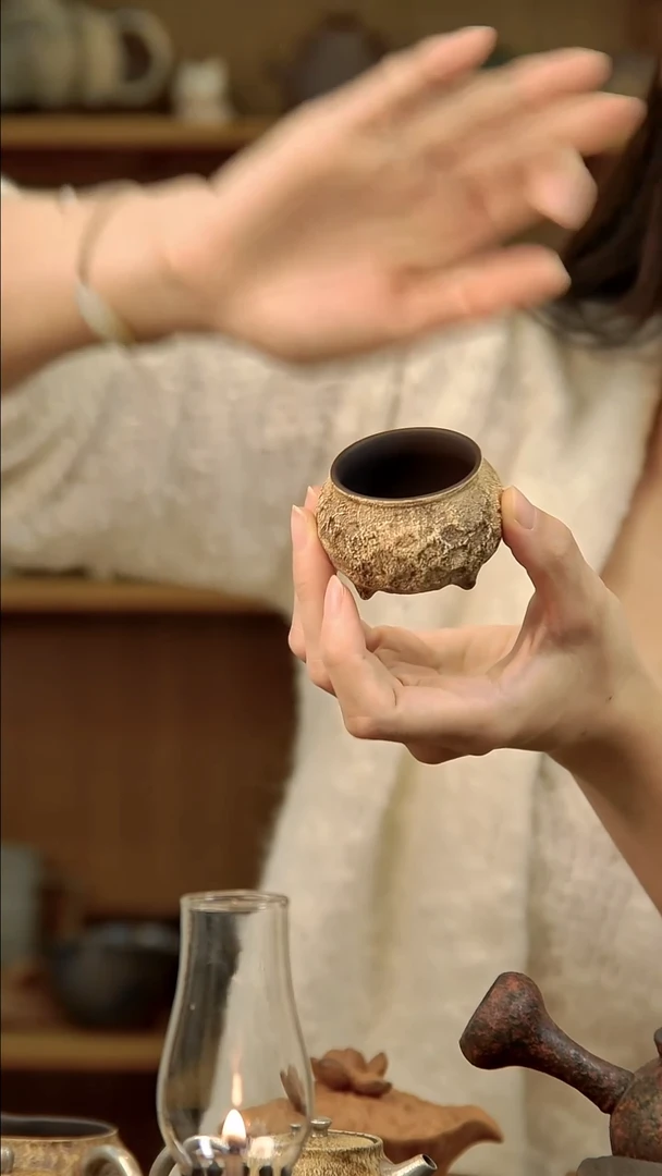 言野手作 粉引仿古锤纹三足杯