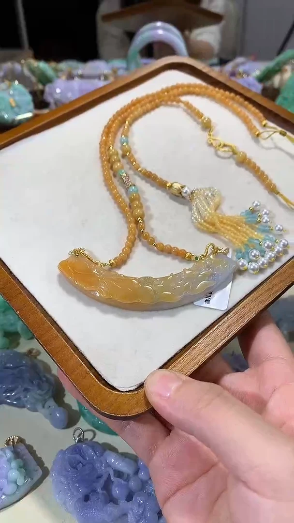 颈饰未镶嵌翡翠吊坠