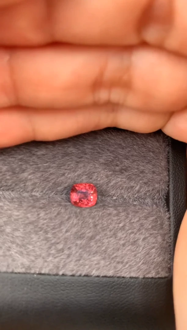 未镶嵌裸石定制尖晶石枕型 莲花色调 1.35ct