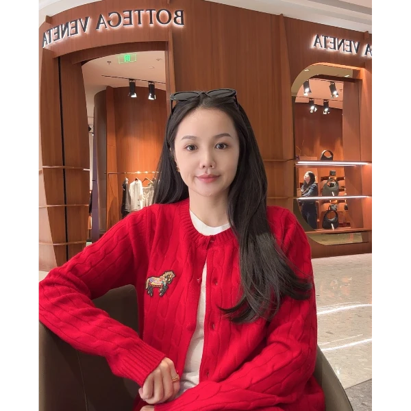 生肖限定款小马绞花圆领加厚保暖羊毛粗针开衫长袖针织衫秋冬外套