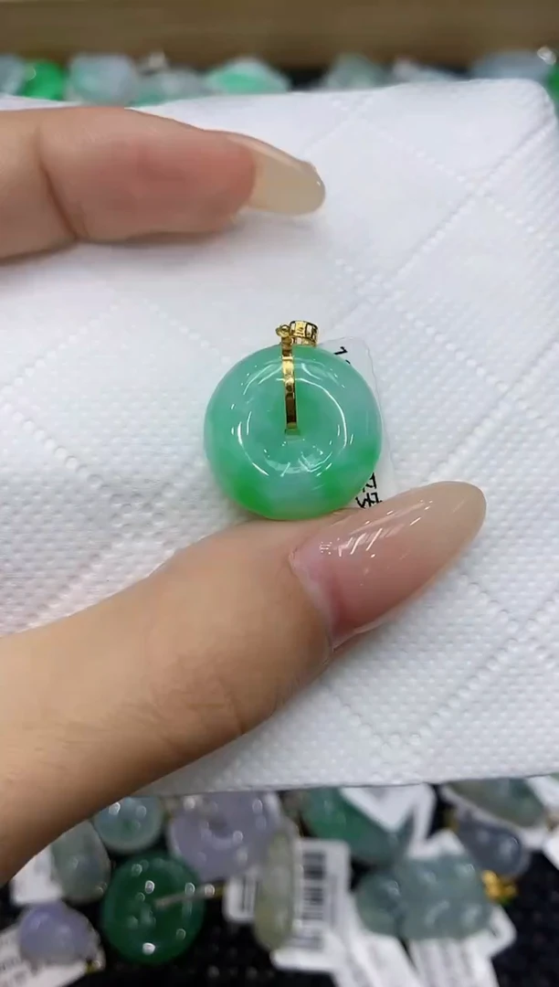 翡翠18K金镶嵌颈饰111111111111