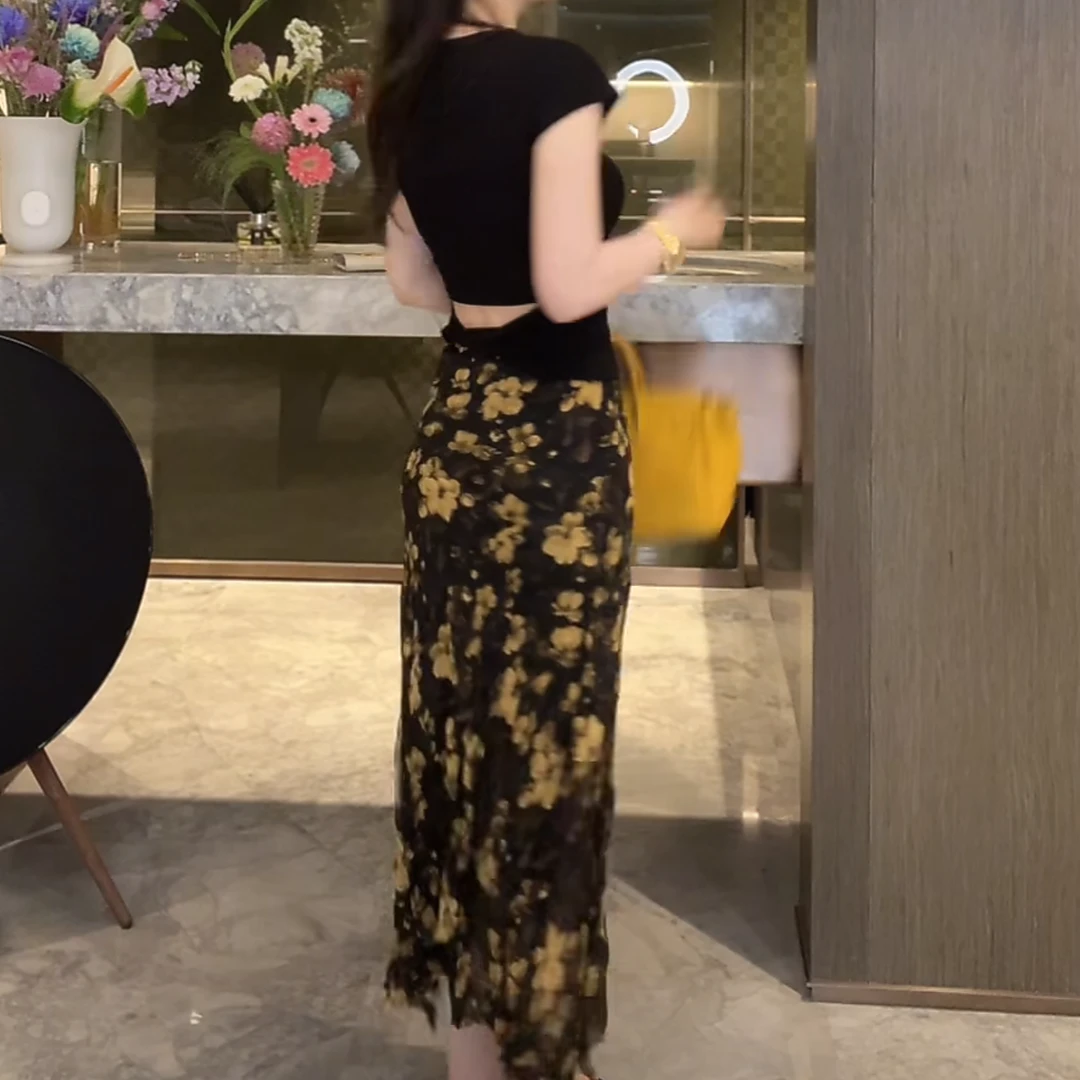 设计感百搭显瘦心机后漏腰短袖女2025夏季新款休闲时尚圆领上衣