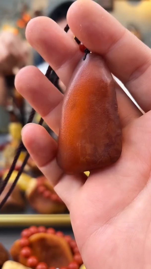 未镶嵌颈饰琥珀吊坠