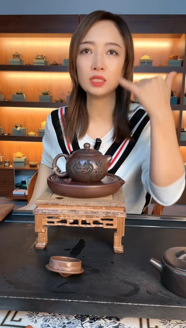 茶壶紫砂松鼠西施 赤龙血砂 赵园静