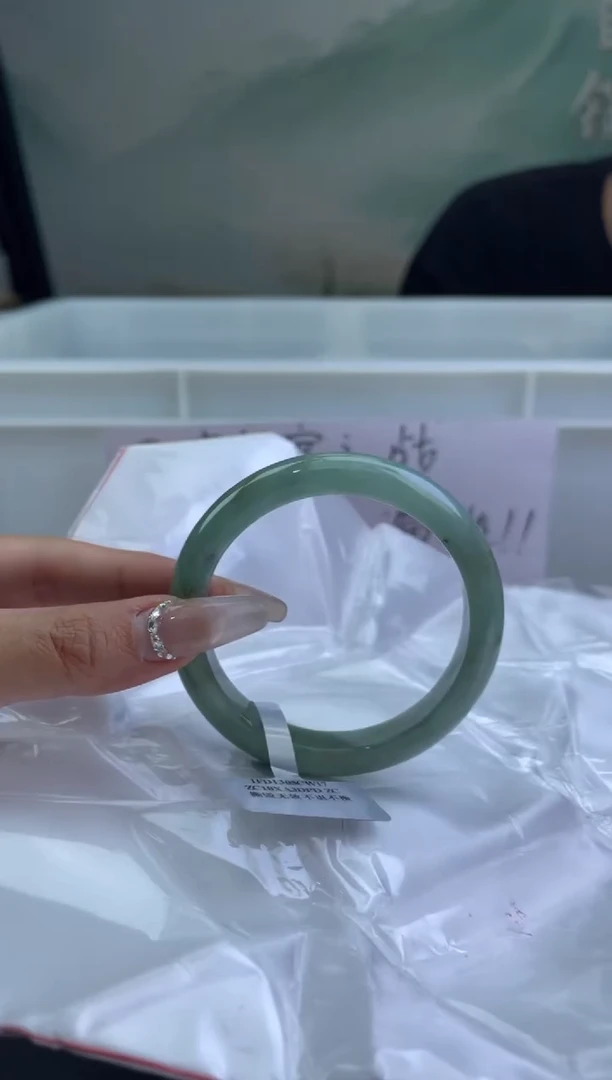 翡翠手镯未镶嵌1翡翠手镯（微瑕）