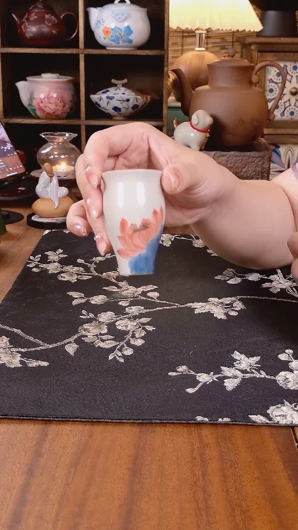 釉下手绘荷韵美人杯