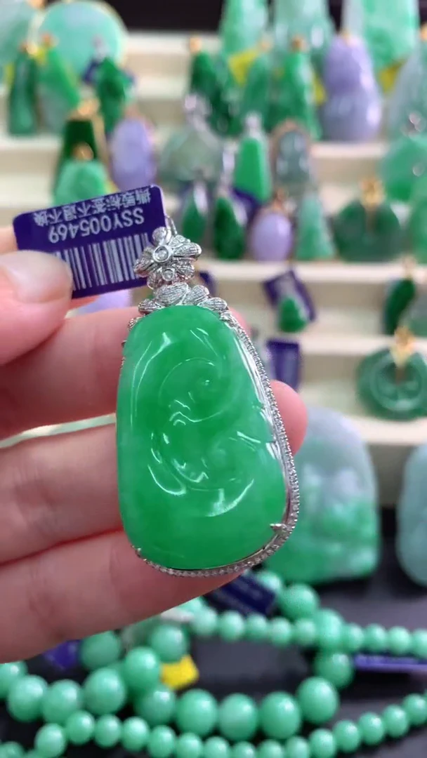颈饰18K金镶嵌翡翠挂件
