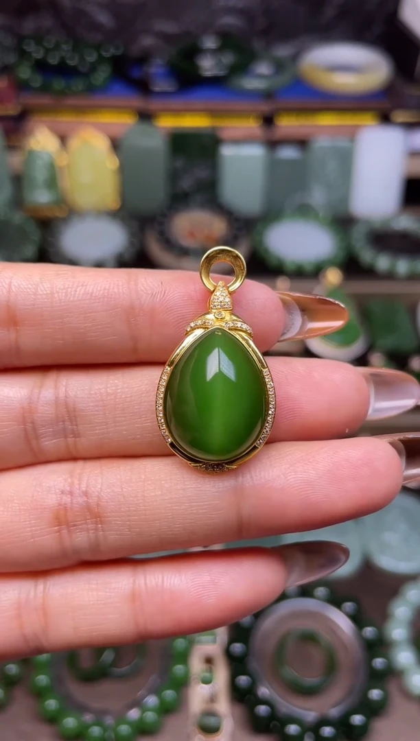 颈饰18K金镶嵌和田玉阳绿吊坠