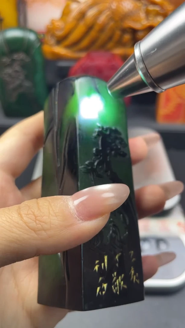 寿山石印石绝绿石皮薄意雕印章-曾为梅花醉