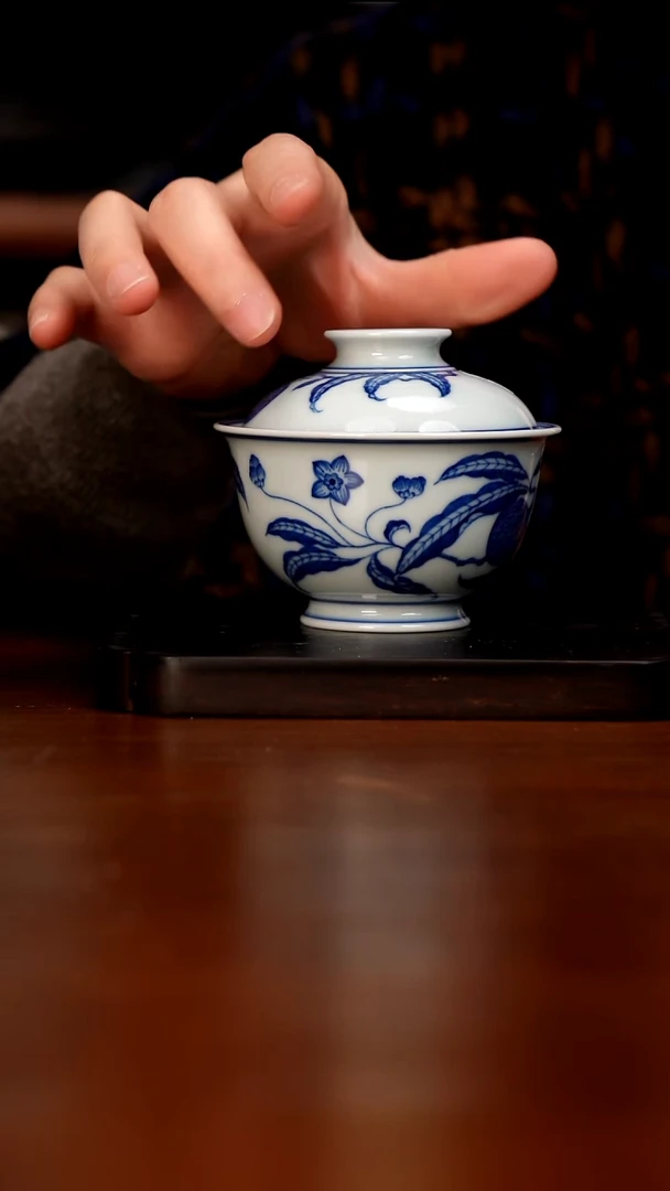 手绘陶瓷青花盖碗