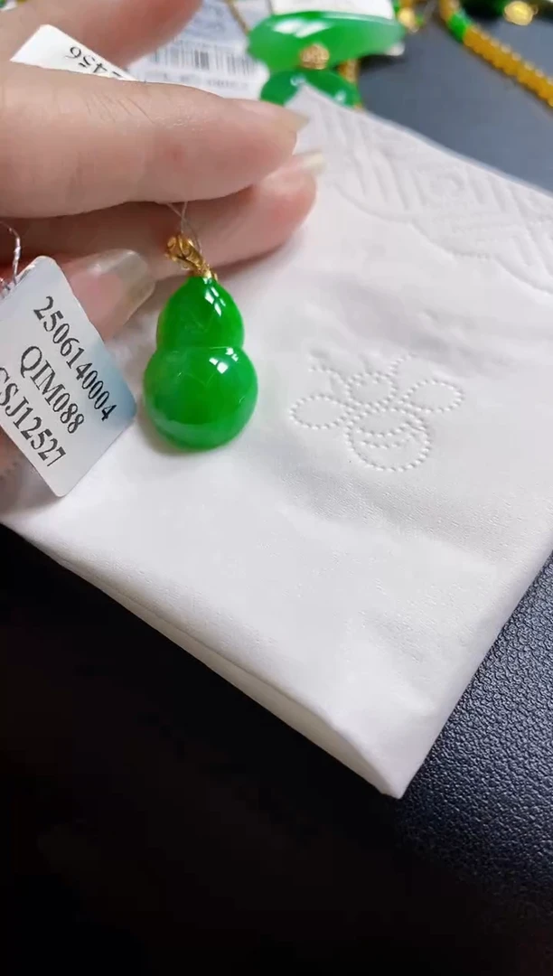 翡翠18K金镶嵌颈饰葫芦