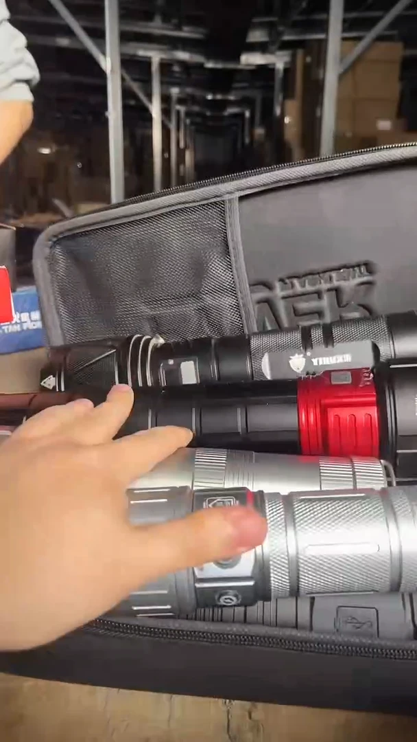 大尺寸铝合金强光手电筒随机发