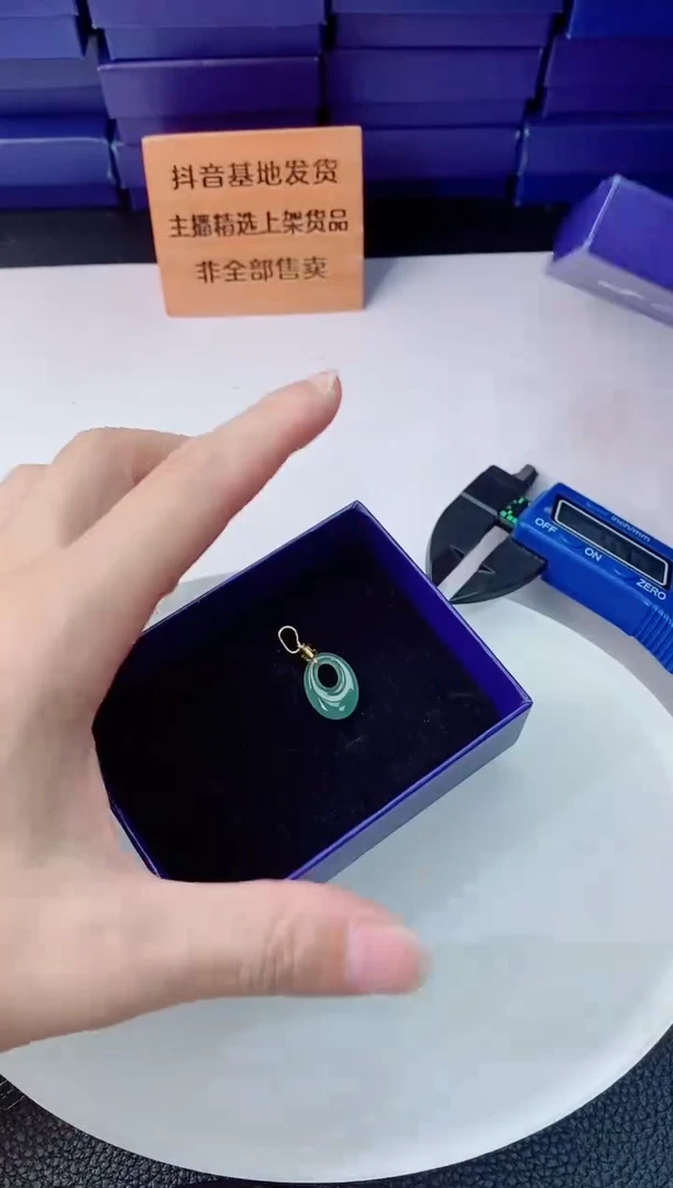 颈饰未镶嵌翡翠   `