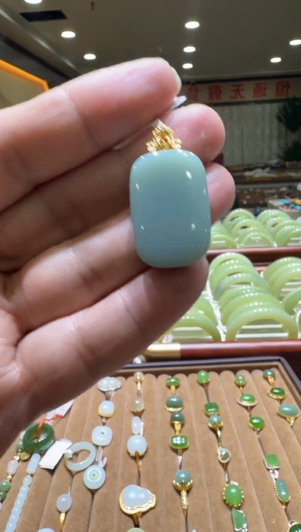 颈饰18K金镶嵌和田玉挂件