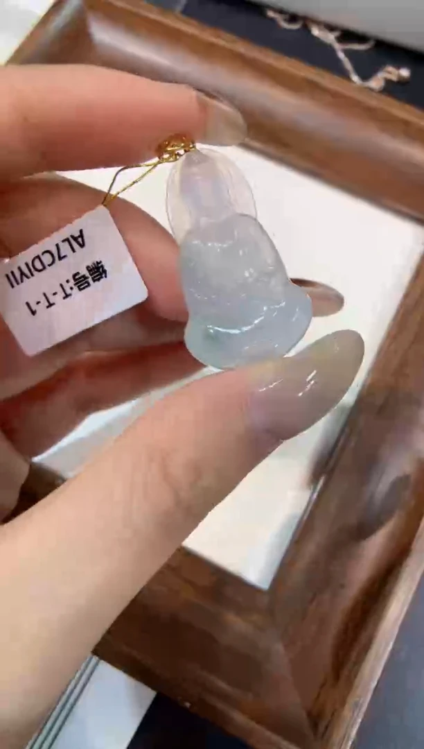 颈饰18K金镶嵌翡翠观音