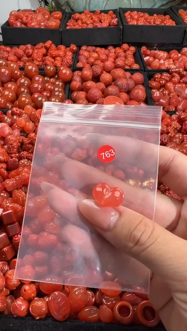 南红玛瑙未镶嵌颈饰1