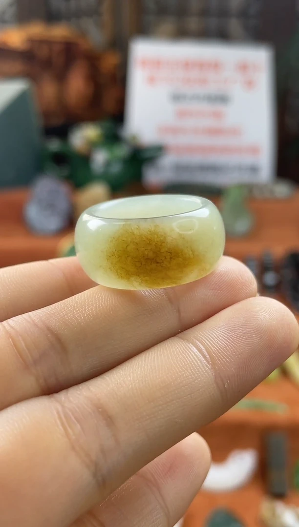 未镶嵌戒指和田玉新疆且末一口糖带证书