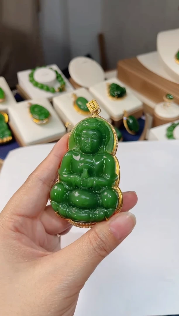颈饰18K金镶嵌和田玉观音