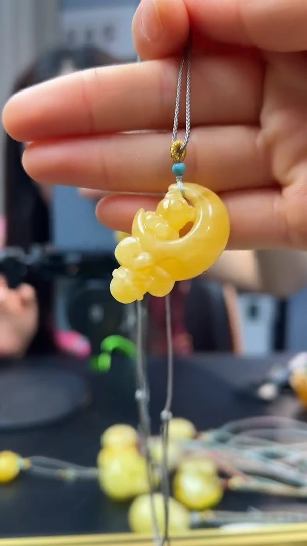 未镶嵌颈饰琥珀吊坠