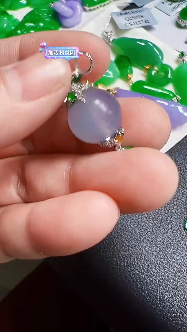 颈饰18K金镶嵌翡翠珠子