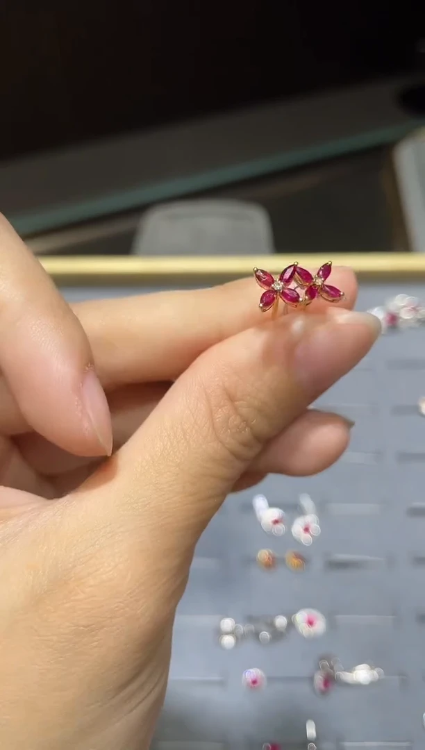 18K金镶嵌耳饰红宝石1