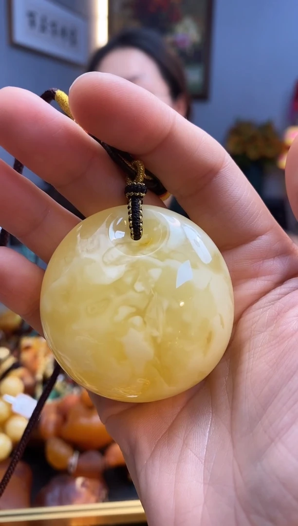 未镶嵌颈饰琥珀吊坠