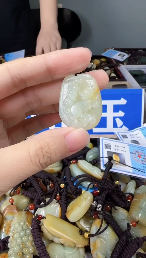 和田玉未镶嵌颈饰1