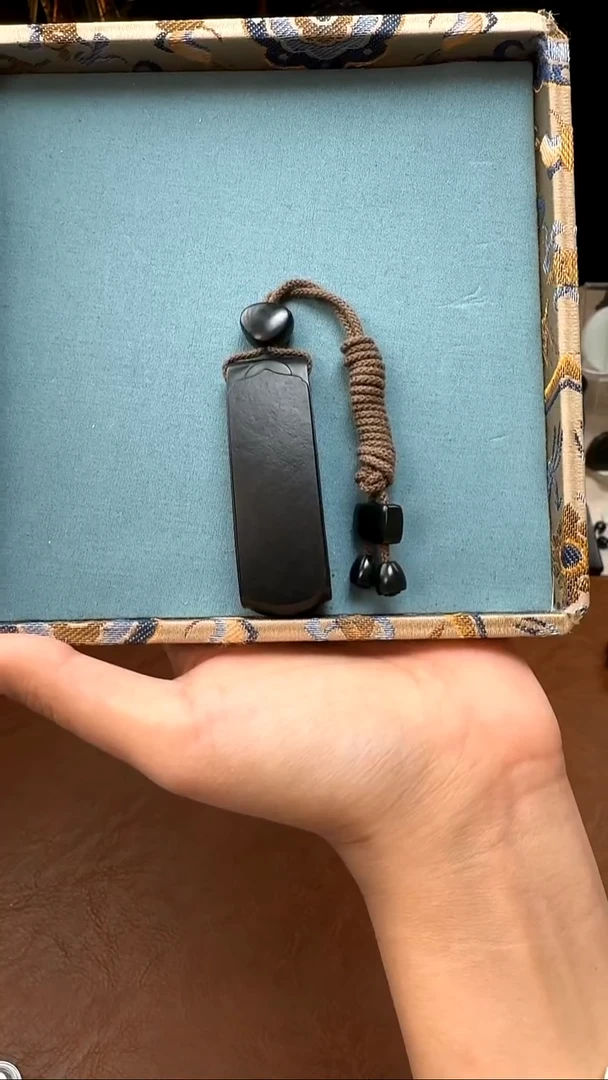 颈饰未镶嵌和田玉新疆和田玉黑青满皮平安牌