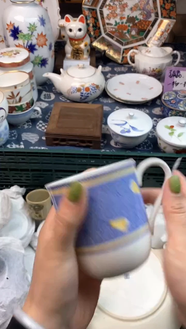 瓷片喝**茶