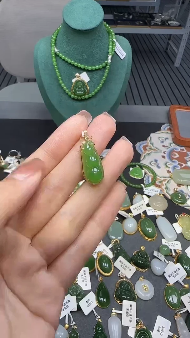 18K金镶嵌和田玉挂件1