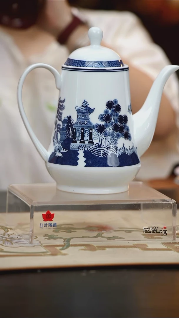 1个微瑕古典园林带盖大茶壶