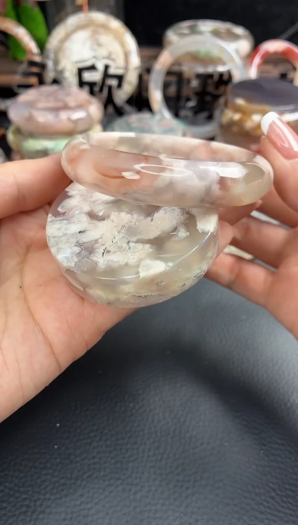 未镶嵌手镯（圆镯）石英质玉57