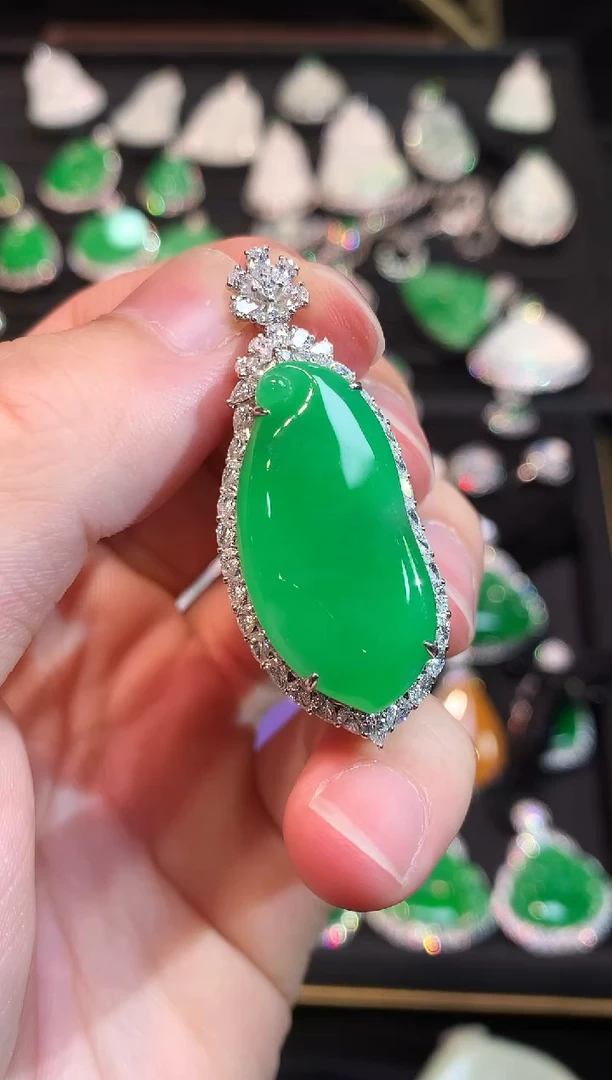 吊坠(赠链)18K金镶嵌翡翠高冰黄阳满绿大福瓜吊坠