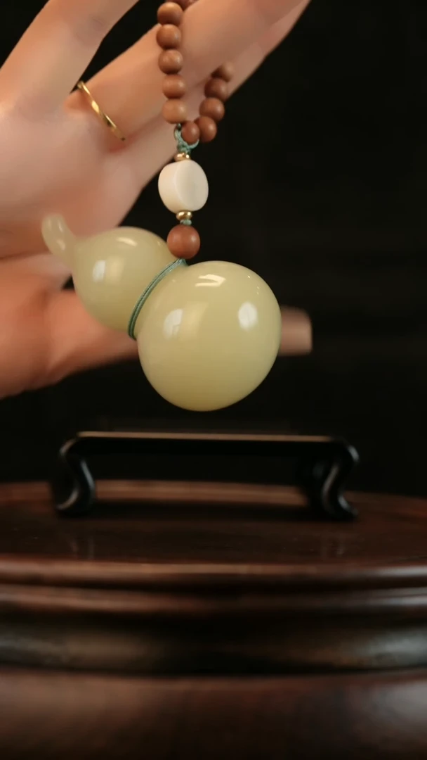 云南石竹叶青雕刻：手捻福禄