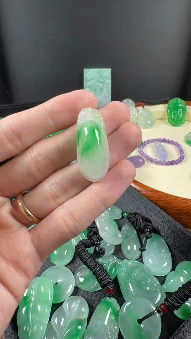 颈饰未镶嵌翡翠福瓜吊坠