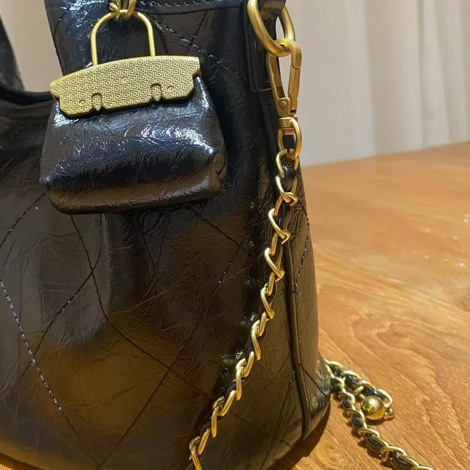 HIRMRIS手工真皮包金扣22-550981-黑   双手提水桶阳  子母