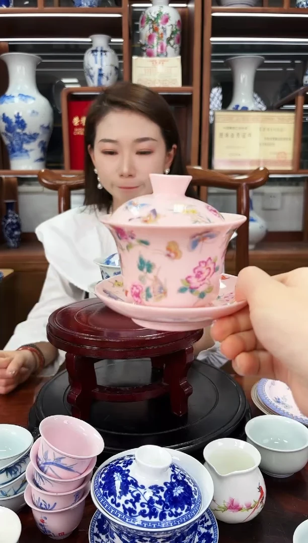 A43景德镇红稀稀蝶恋花三才盖碗