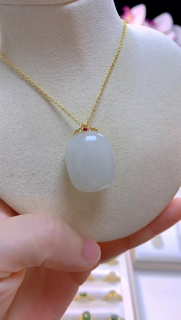 和田玉18K金镶嵌吊坠(赠链)面包型无事牌