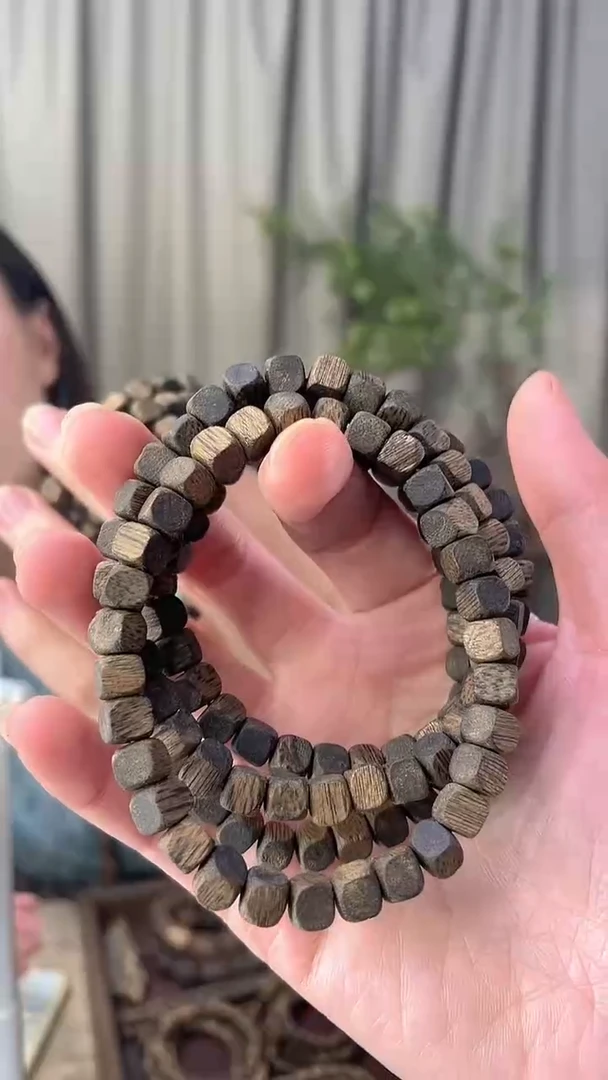 沉香手串天然沉香，虫漏手串，假一赔四，多样性发其一