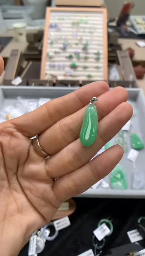 颈饰18K金镶嵌翡翠福瓜