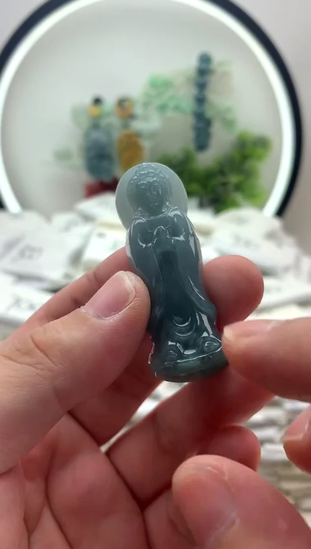 翡翠未镶嵌颈饰观音