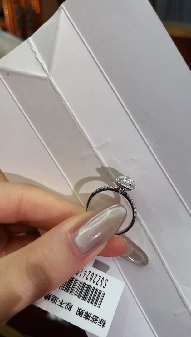 18K金镶嵌实验室培育钻石新方包50分培育钻戒