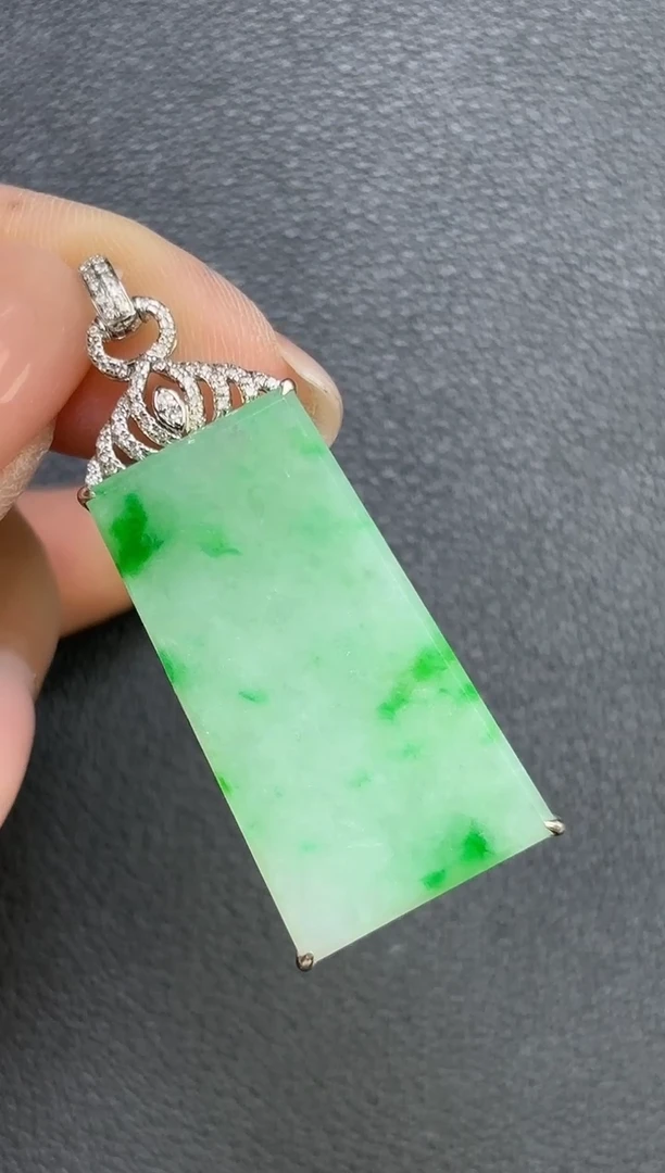 颈饰18K金镶嵌翡翠无事牌